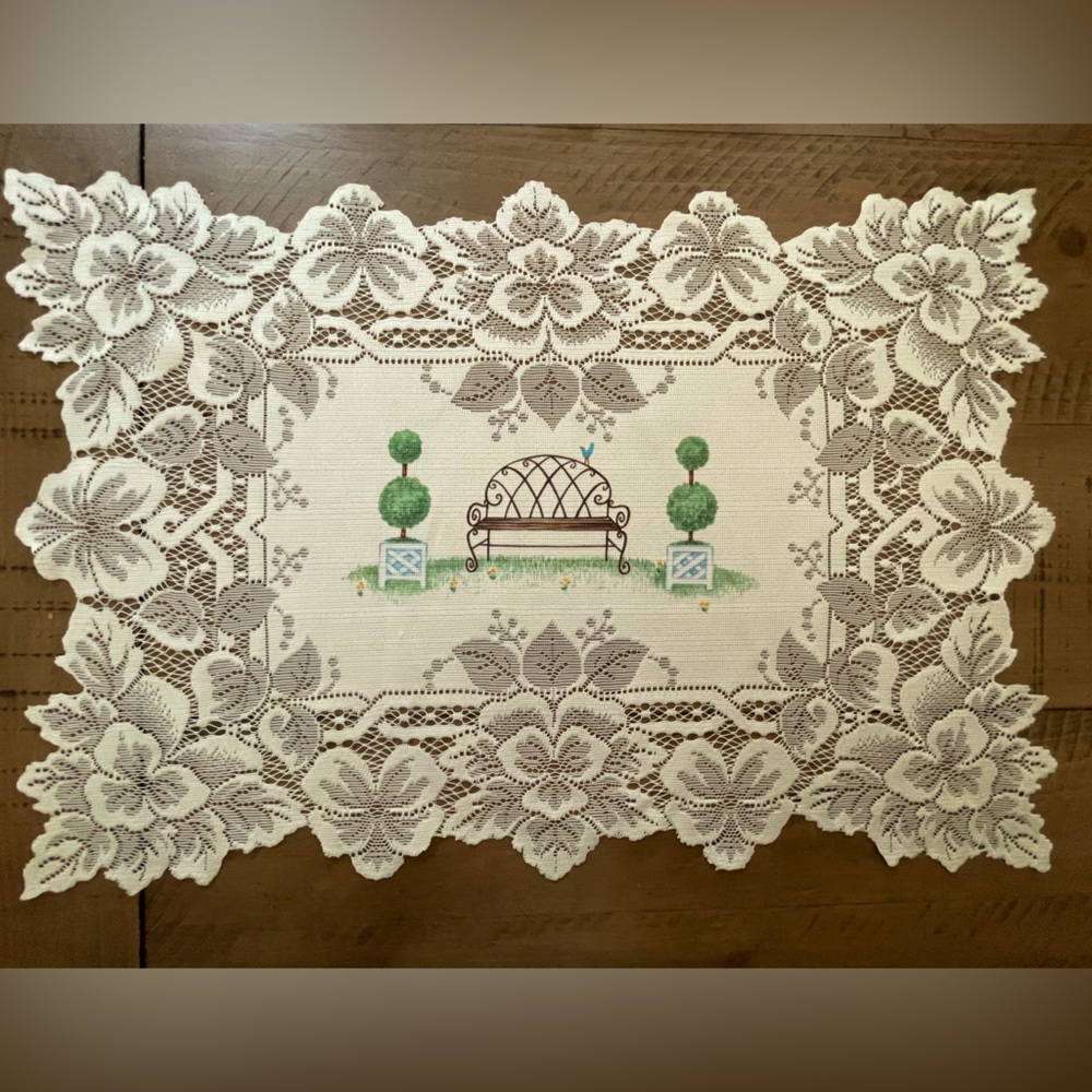 Five Matching Heritage Lace Placemats